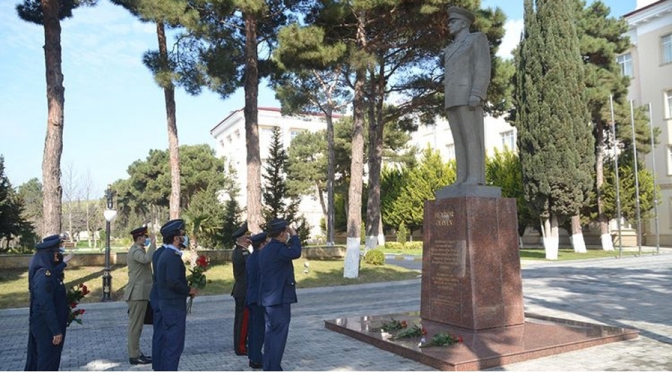 pakistanli-marshal-azerbaycanin-herbi-mekteblerinde-olub-foto-video