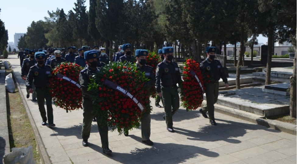 aprel-shehidlerinin-mezarlari-ziyaret-olunub-fotovideo