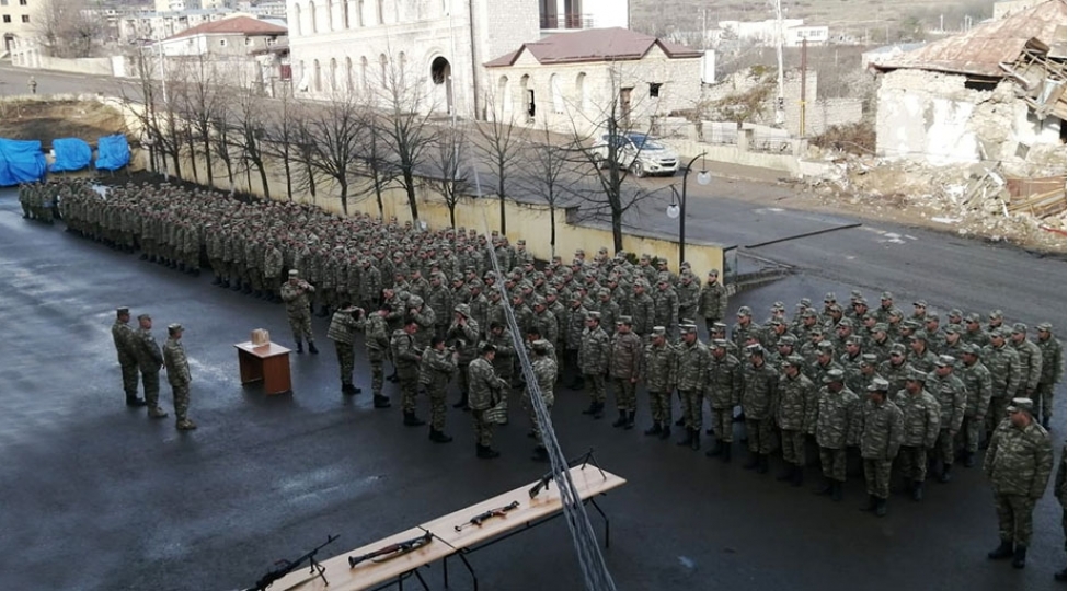 azerbaycan-ordusunda-ehtiyata-buraxilan-herbi-qulluqchularin-yola-salinmasi-merasimi-kechirilib