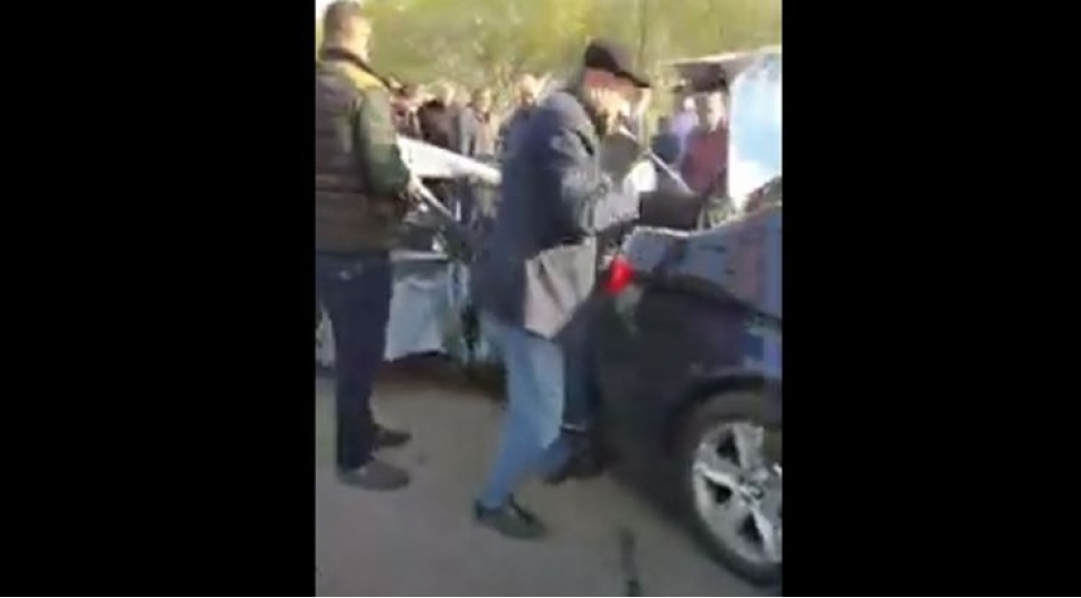 zaqatalada-yol-qezasinda-vezifeli-shexs-xesaret-alib-video
