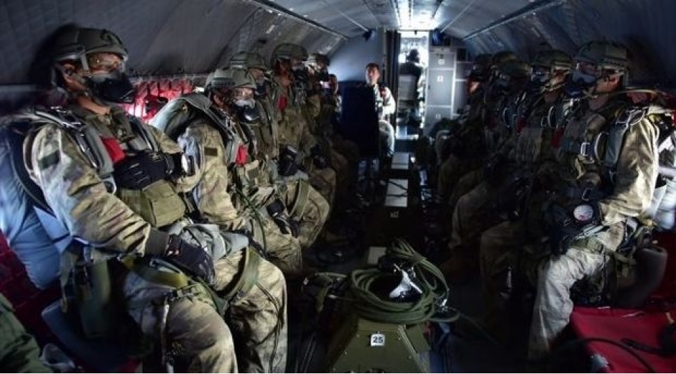 turkiye-xususi-teyinatlilarinin-gece-parashutle-tullanma-goruntuleri-video