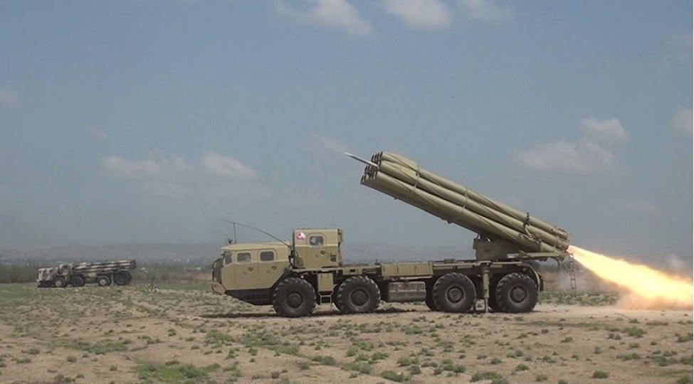 raket-artilleriya-batareyalarinin-doyush-atishli-taktiki-telimleri-kechirilir