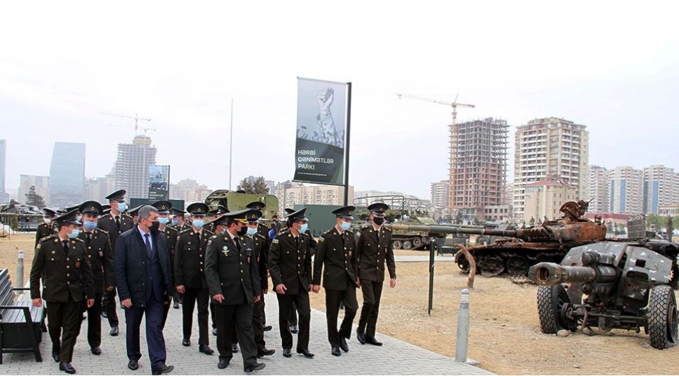 kursantlar-herbi-qenimetler-parkinda-olublar