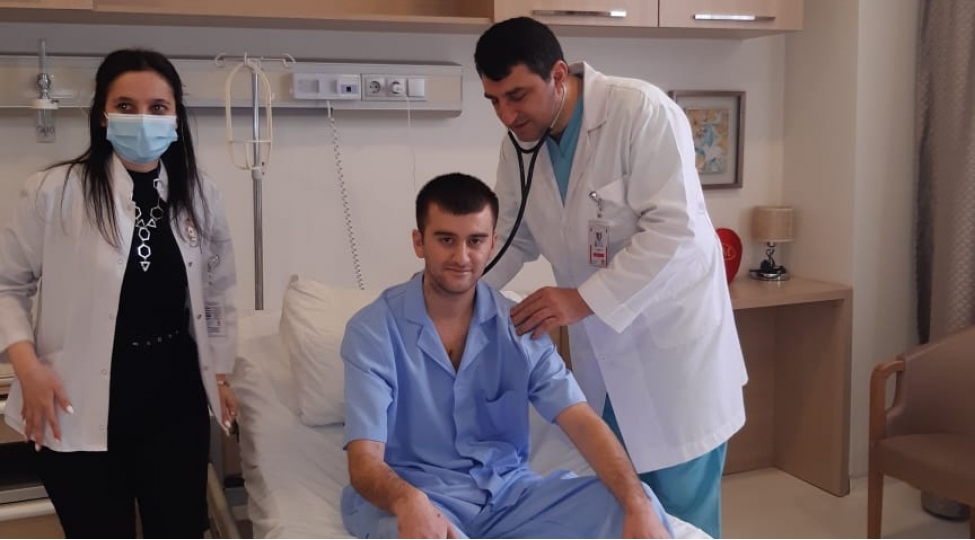 qoluna-giren-qelpe-ureyinden-chixarildi