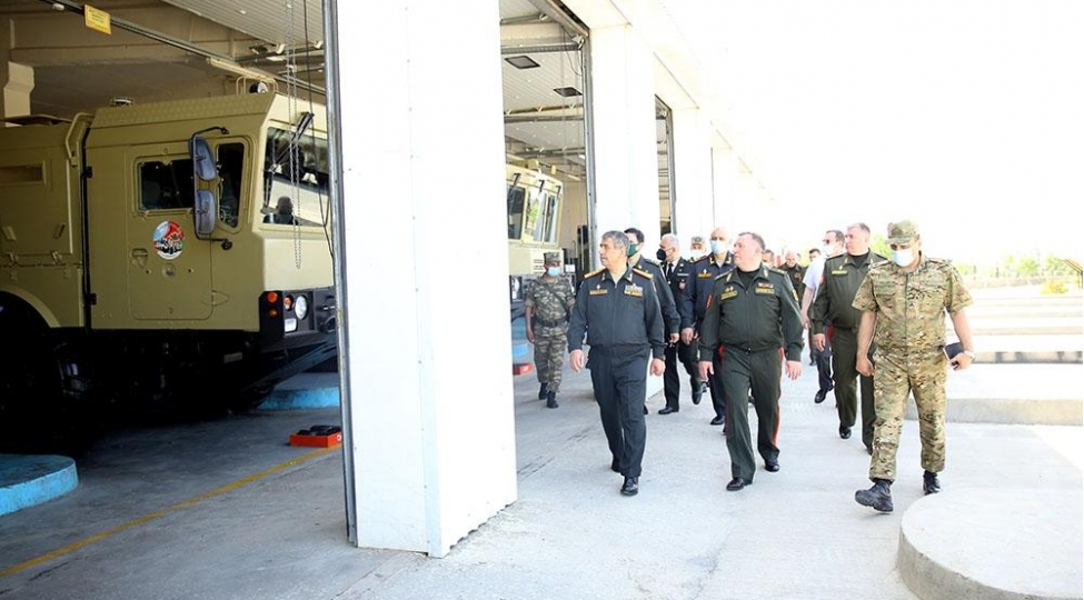 zakir-hesenov-ve-viktor-xreninpolonez-raketlerine-baxish-kechirib-video