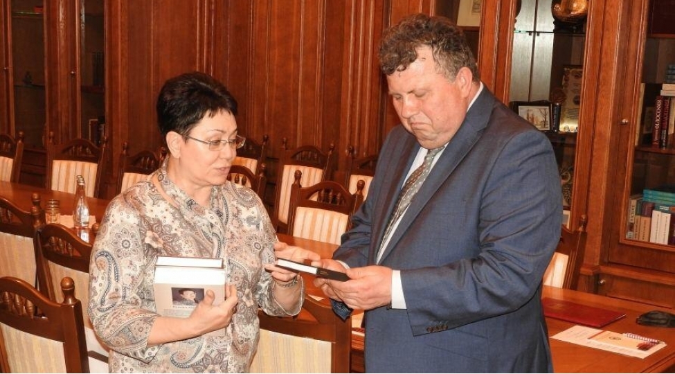 kiyevin-merkezinde-nizami-gencevinin-abidesi-ucaldilacaq-foto
