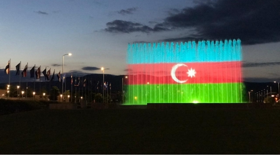 zaqrebin-merkezi-prospektinde-yerleshen-fontan-azerbaycan-bayraginin-rengleri-ile-ishiqlandirilib