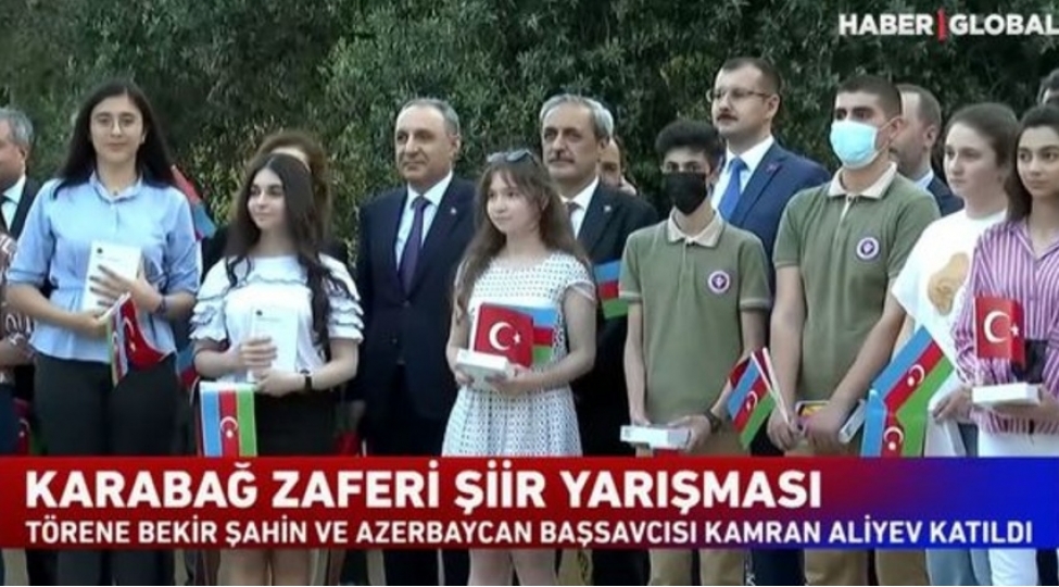 bekir-shahin-ve-kamran-eliyev-qarabag-zeferi-sheir-yarishmasinin-mukafatlandirma-merasiminde