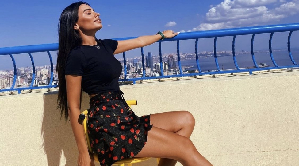 aparici-gobeyi-achiq-geyimde-foto