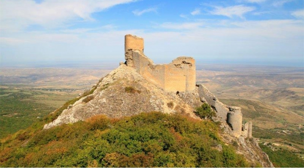 chiraqqala-abidesinde-berpa-konservasiya-ishleri-davam-edir
