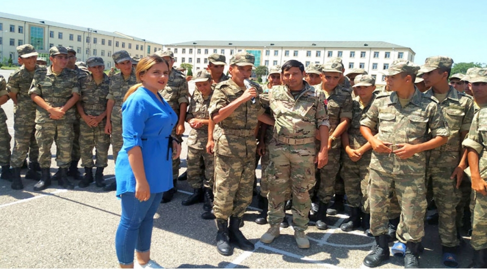 silahli-quvveler-gunu-erefesinde-genc-esgerlerle-gorush-kechirilib-foto