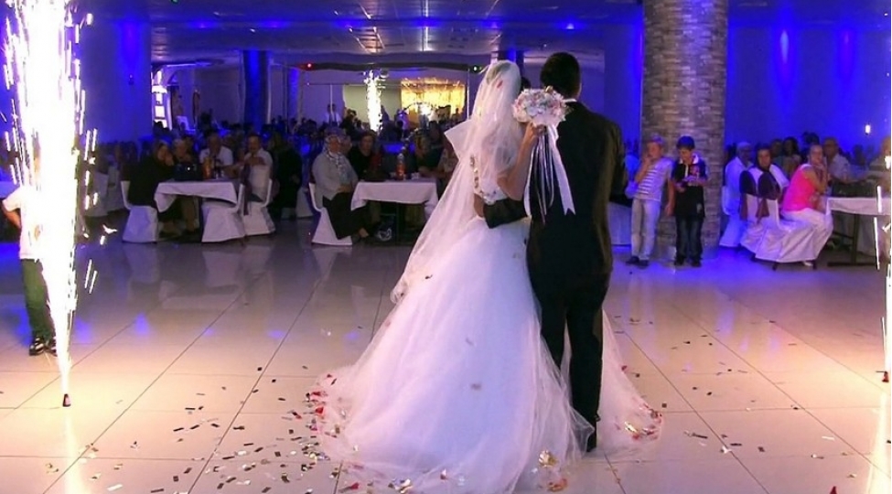 beyin-toy-gecesi-bashina-gelenler-evlendiyim-gun-arvadim-terefinden-doyuldum