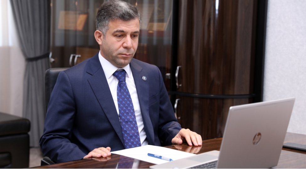 bash-direktor-muraciet-eden-vetendashlara-ozu-zeng-edir-video