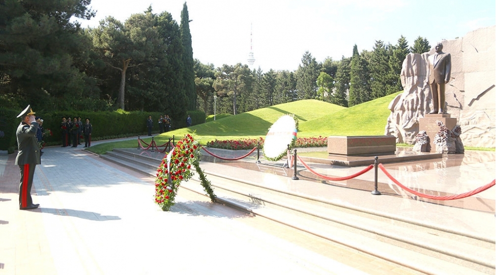 mudafie-nazirliyinin-rehberliyi-fexri-xiyabani-ve-shehidler-xiyabanini-ziyaret-edib-foto