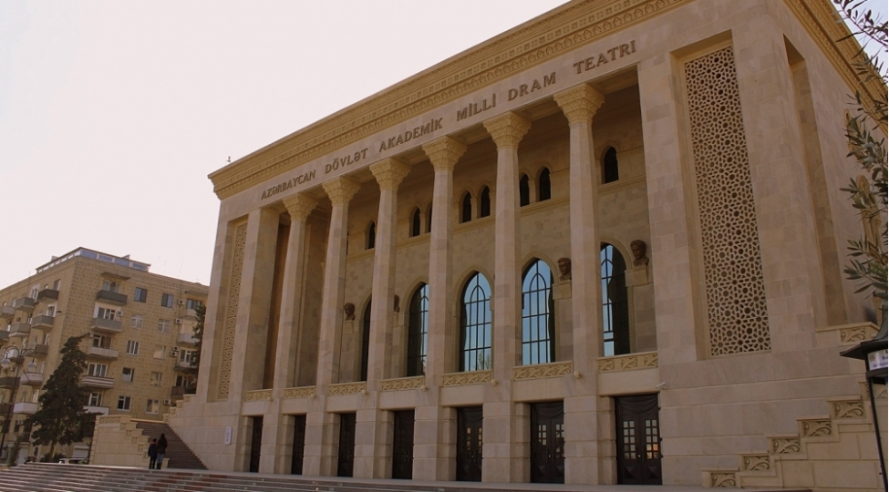 tamashachilar-da-aktyorlar-da-teatr-uchun-chox-darixiblar