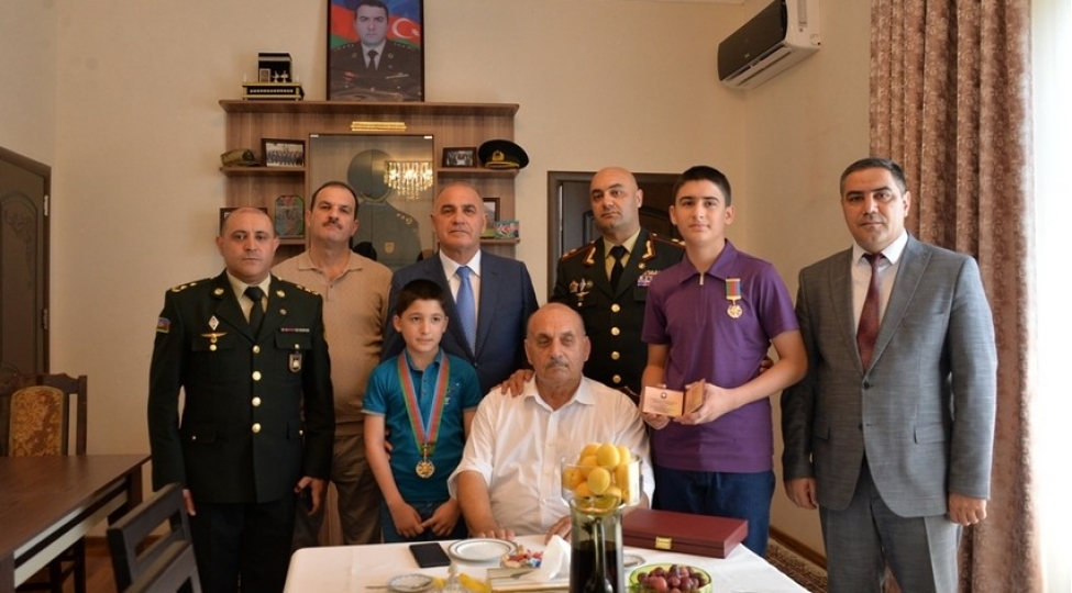 zefer-ordeni-babek-semidlinin-ailesine-teqdim-edilib