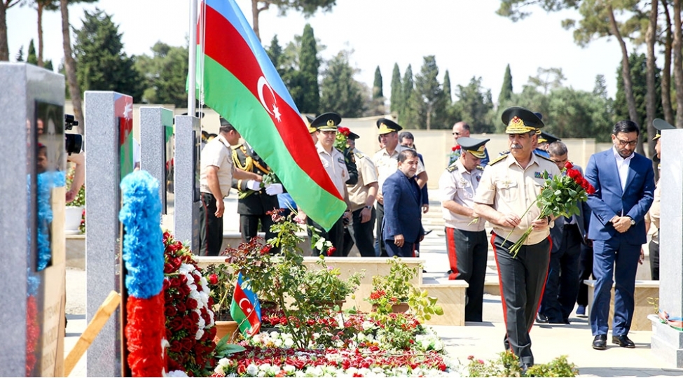 zakir-hesenov-polad-heshimov-ve-ilqar-mirzeyevin-mezarlarini-ziyaret-edib-foto