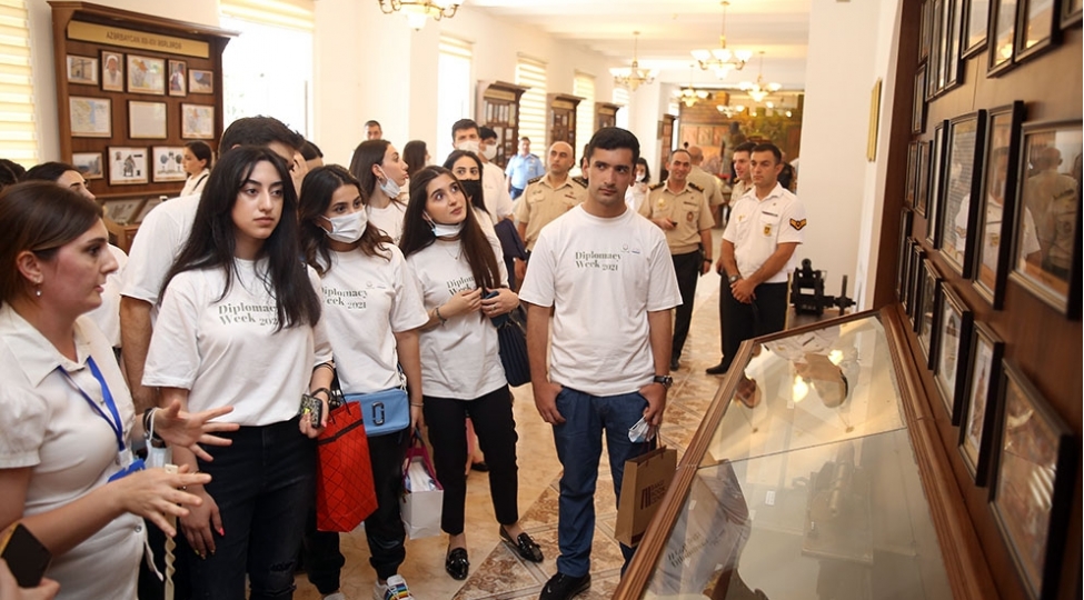 diplomatiya-konulluleri-mudafie-nazirliyinin-bezi-qurumlarinda-olublar-foto