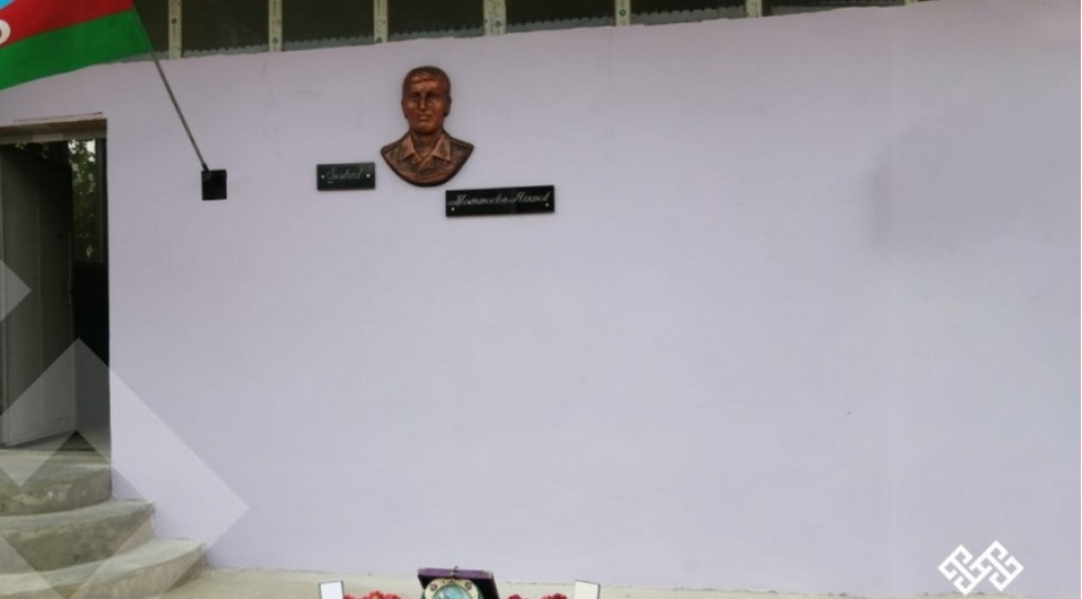 gencede-shehid-hikmet-memmedovun-barelyefi-achilib