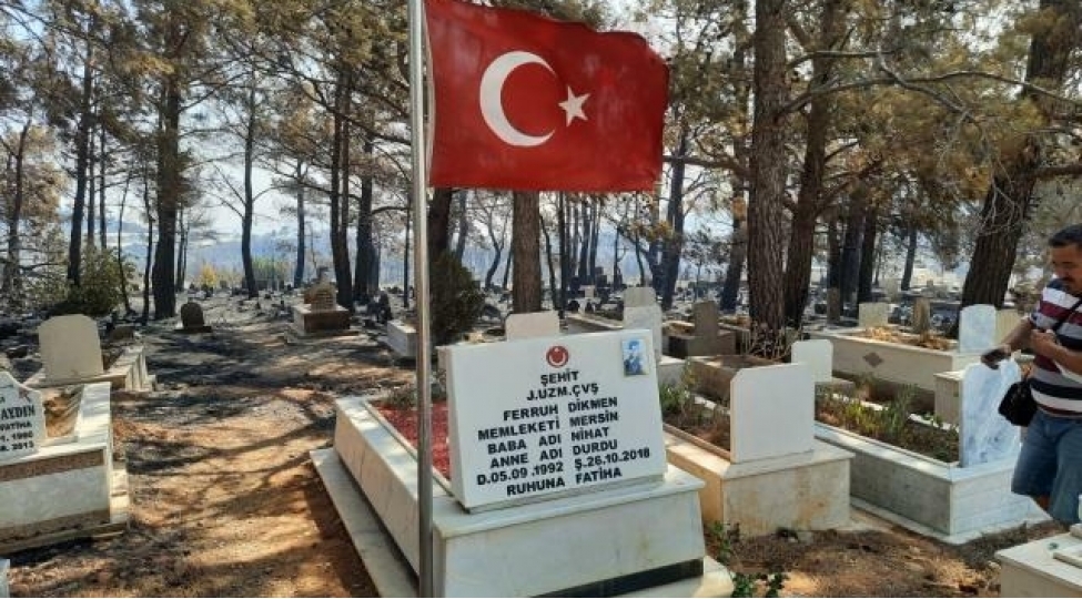her-yer-yanib-kule-dondu-shehid-qebri-ve-turk-bayragindan-bashqa