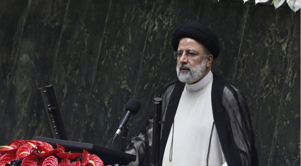 iranda-etirazchi-genc-reisini-chixishi-zamani-susdurdu-video