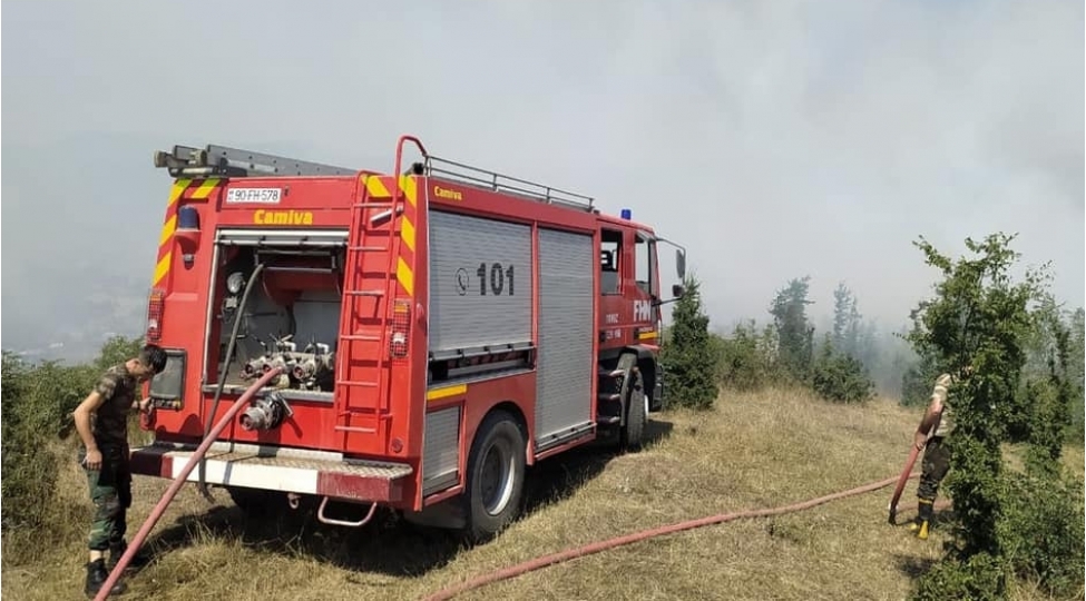 kurdemirde-achiq-erazide-yangin-olub-video