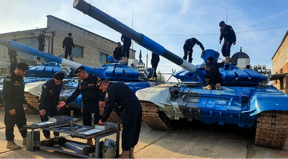 tank-biatlonunda-ishtirak-eden-tankchilarimizdoyush-mashinlarinin-texniki-veziyyetini-yoxlayib
