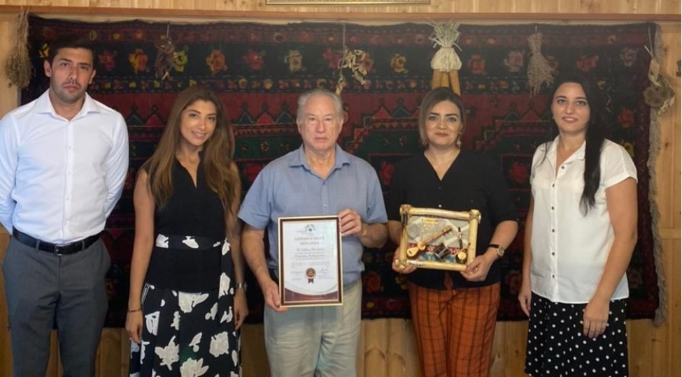 amerikali-mugam-musiqichisi-cefri-verbok-fexri-sefir-diplomuna-layiq-goruldu