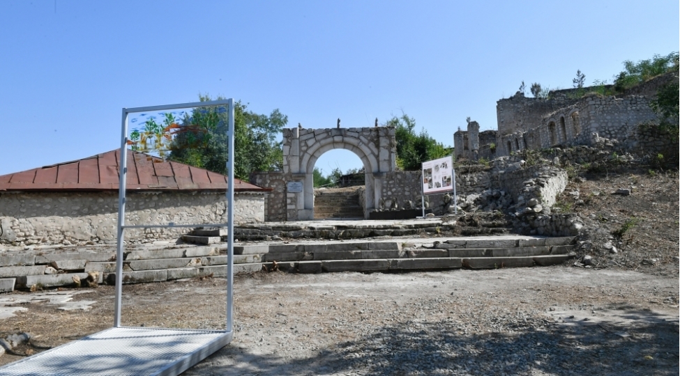 uzeyir-hacibeylinin-shusha-sheherindeki-ev-muzeyinde-aparilacaq-ishlerle-tanishliq-yenilenib