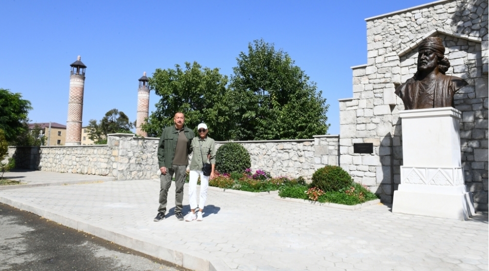 dahi-azerbaycan-shairi-molla-penah-vaqifin-shushada-bustu-achilib-yenilenib