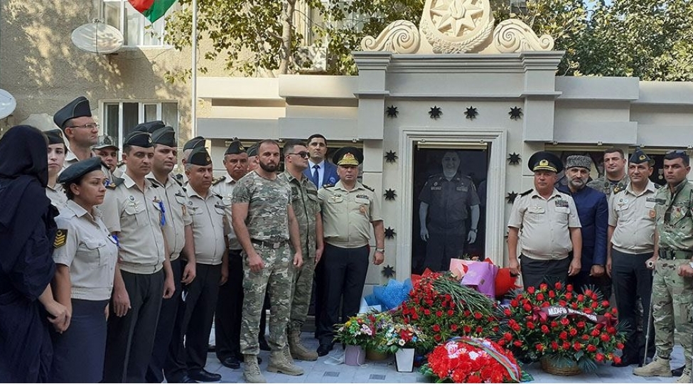hemvetenlerini-arxasinca-doyushe-aparan-komandirin-xatiresi-yad-edilib-foto