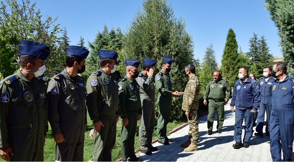 herbi-attashemiz-turaz-shahini-2021-telimlerinde-ishtirak-eden-shexsi-heyetle-gorushub-foto