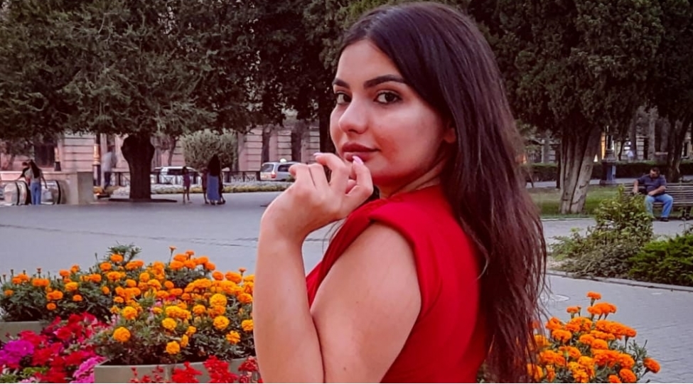 yashindan-asili-olmayaraq-butun-qadinlar-nazlanmalidirlar-foto