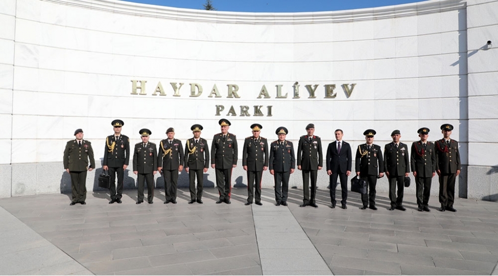 azerbaycan-ordusunun-bash-qerargah-reisi-ankarada-heyder-eliyev-parkini-ziyaret-edib