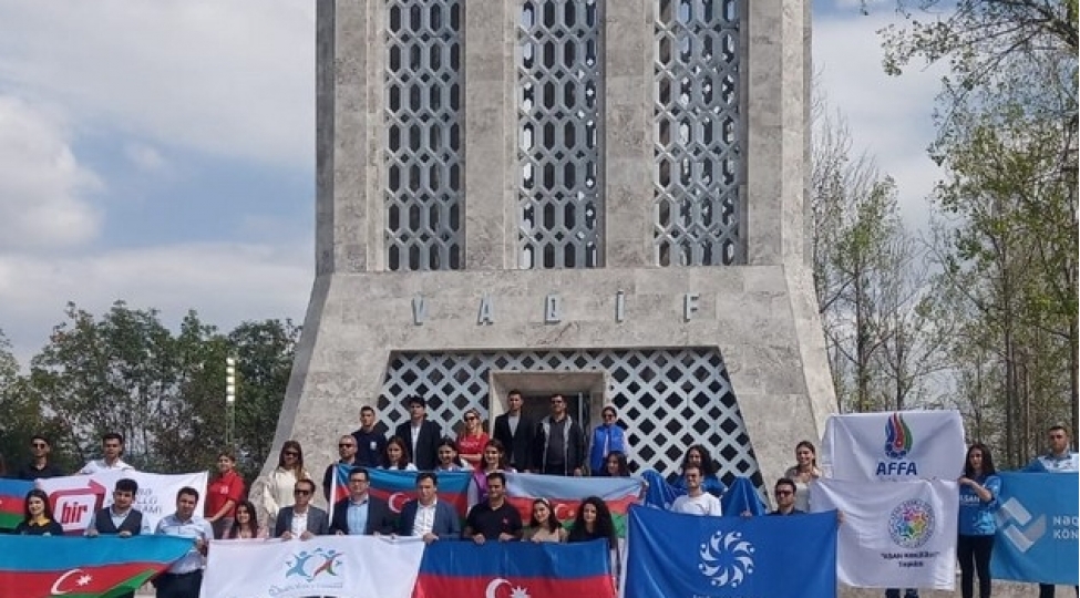 gencler-teshkilatlarinin-numayendeleri-vaqifin-muzey-meqbere-kompleksinde-olub