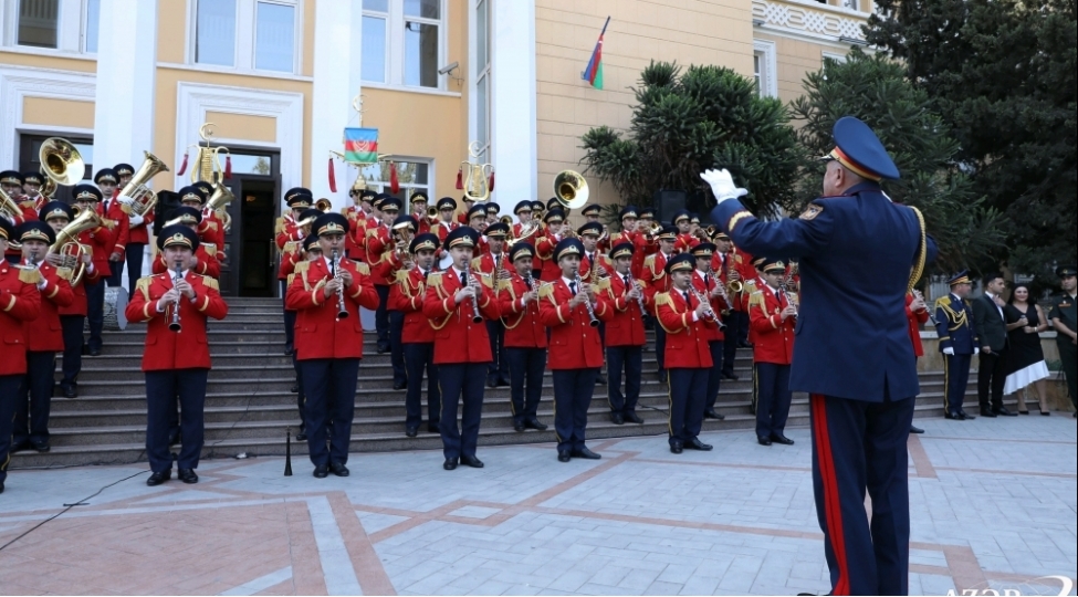 milli-musiqi-gunu-munasibetile-baki-musiqi-akademiyasinin-qarshisinda-tenteneli-tedbir-kechirilib