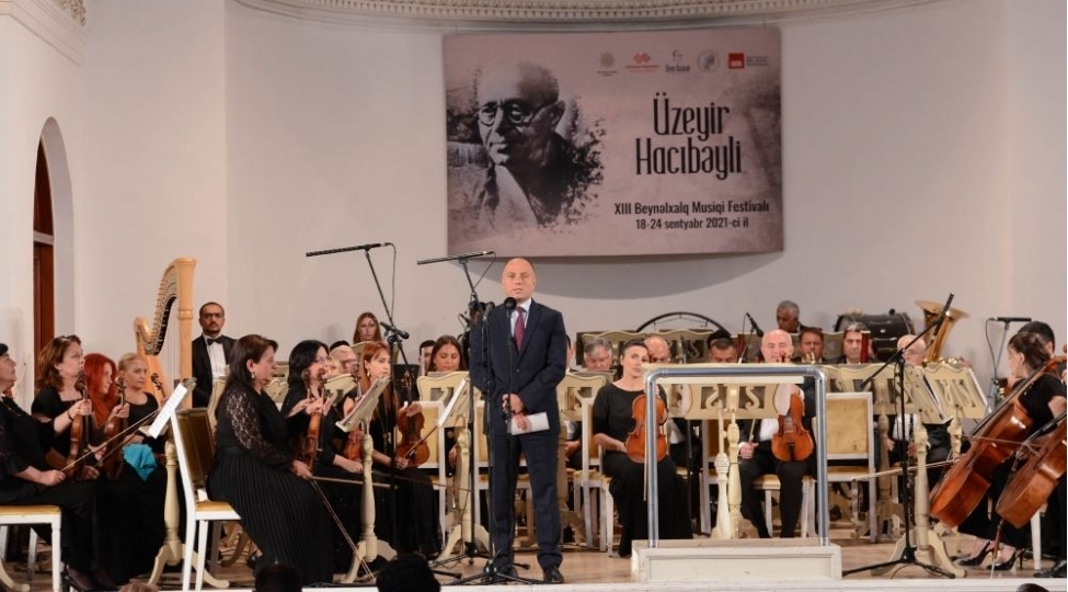 uzeyir-hacibeyli-xiii-beynelxalq-musiqi-festivalinin-tenteneli-achilish-merasimi-olub