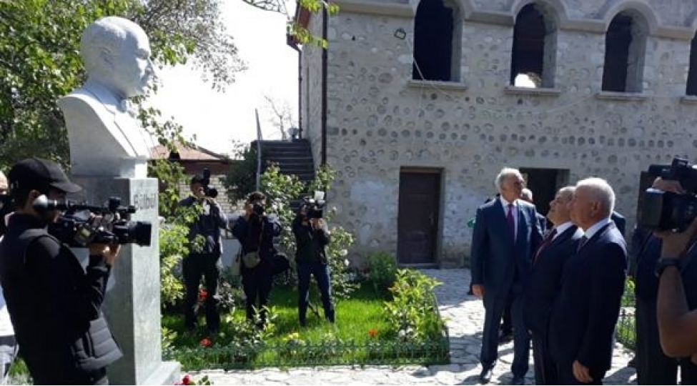 azerbaycanin-taninmish-medeniyyet-xadimleri-shushada-seferdedirler