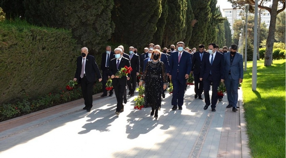 socar-in-rehberliyi-heyder-eliyevin-mezarini-ziyaret-edib-foto