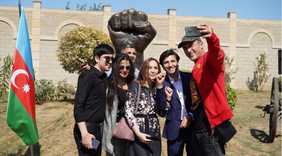 demir-yumruq-abidesinin-achilishi-olub