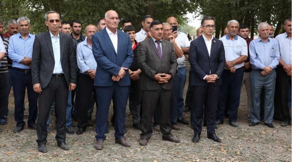 azeriqaz-elilembeyli-kendinde-achiq-mikrofon-aksiyasi-kechirib