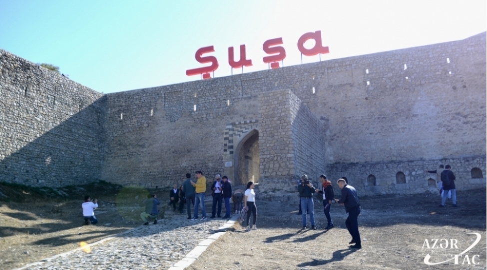 turksoy-media-mukafati-ile-teltif-olunan-yerli-ve-xarici-media-temsilchileri-shusha-sheherinin-gorkemli-yerleri-ile-tanish-olublar