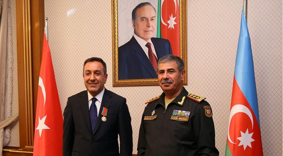 zakir-hesenov-turkiye-mudafie-nazirinin-muavinini-teltif-edib