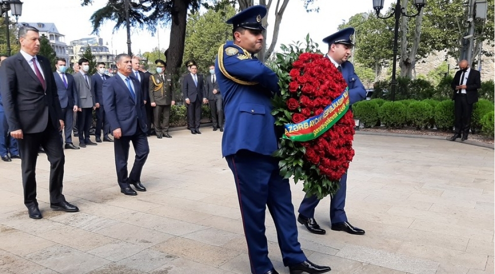 zakir-hesenov-heyder-eliyevin-bustunu-ziyaret-edib