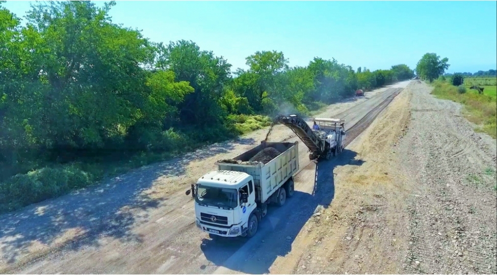 3-serhed-kechid-menteqesi-arasinda-avtomobil-yolunun-tikintisi-davam-edir-fotovideo