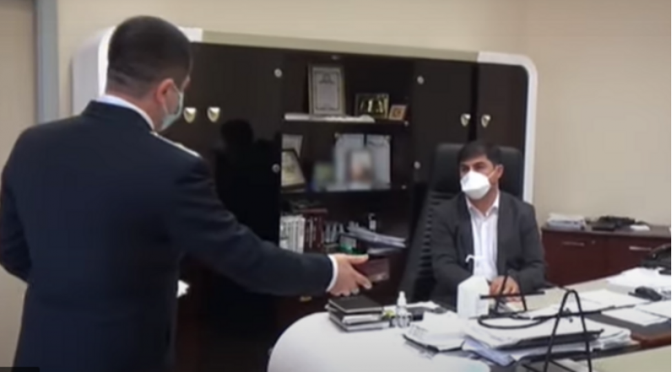 xestexana-direktorunun-rushvet-almasinin-goruntuleri-yayilib-video