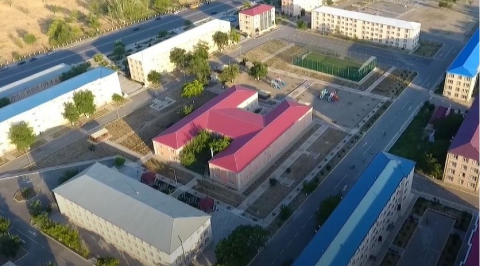 naxchivanda-muasir-esgeri-meishet-kompleksleri-tikilib-video