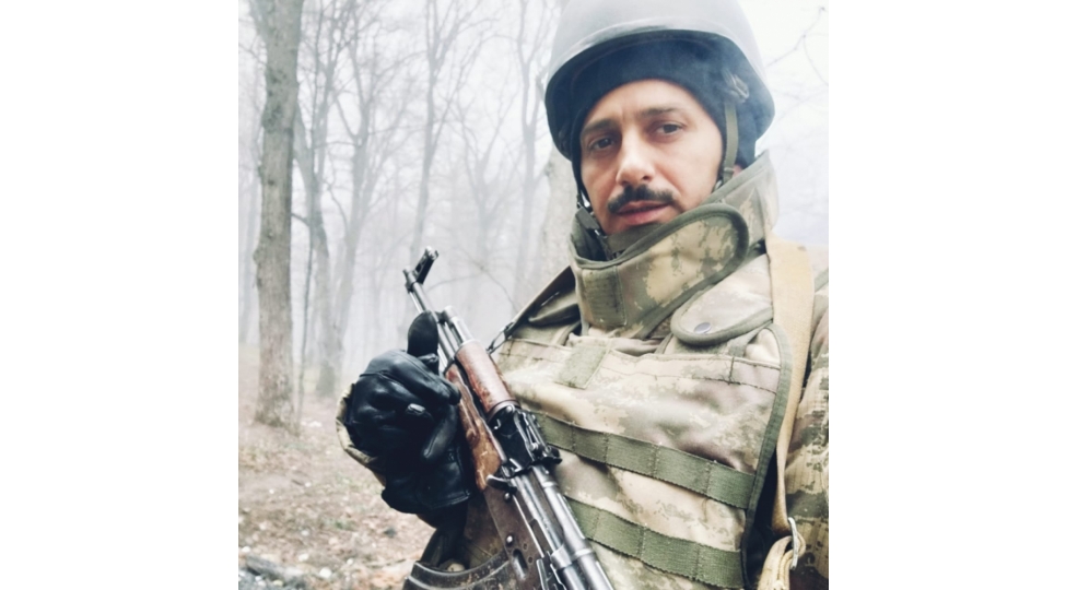 shagirdlerinin-muellimi-esgerlerinin-komandiri-eli-abbasovun-mektebden-sengere-uzanan-yolu