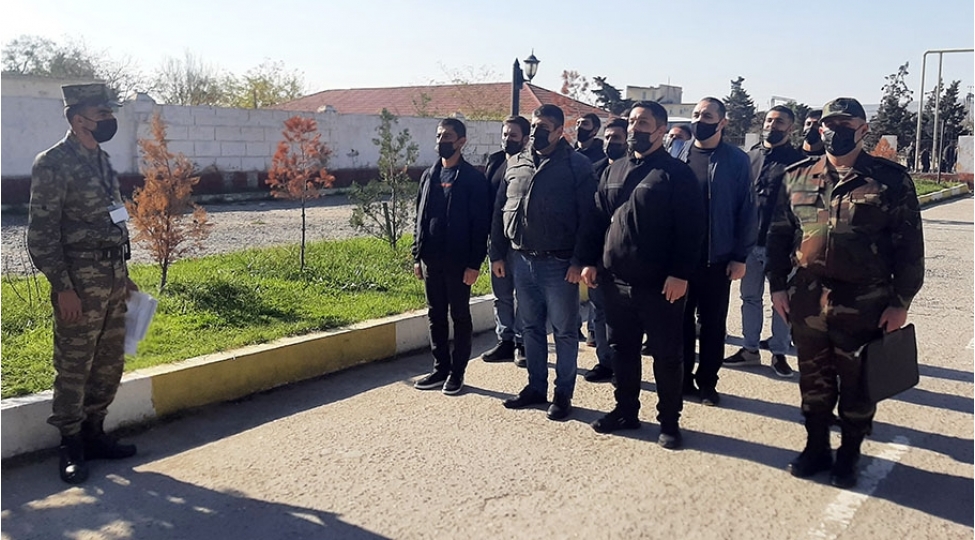 telim-toplanishinda-ishtirak-edecek-herbi-vezifeliler-herbi-hisseye-qebul-olunub-video