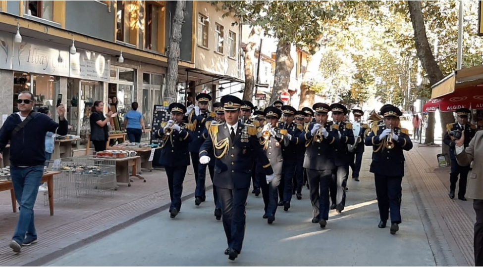 bize-qalib-olkenin-zefer-chalmish-herbchileri-kimi-baxirdilar-foto